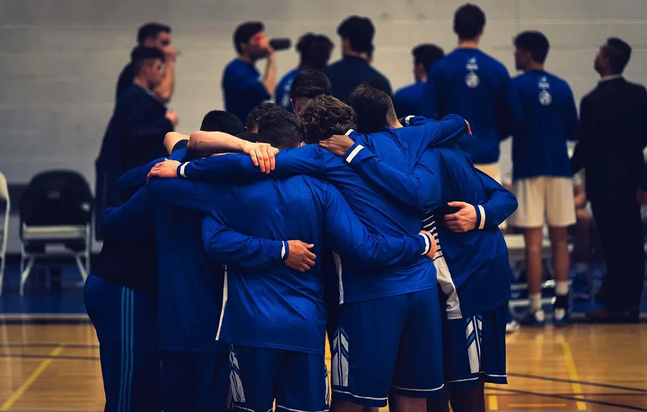 Basketballspillere i en hold huddle