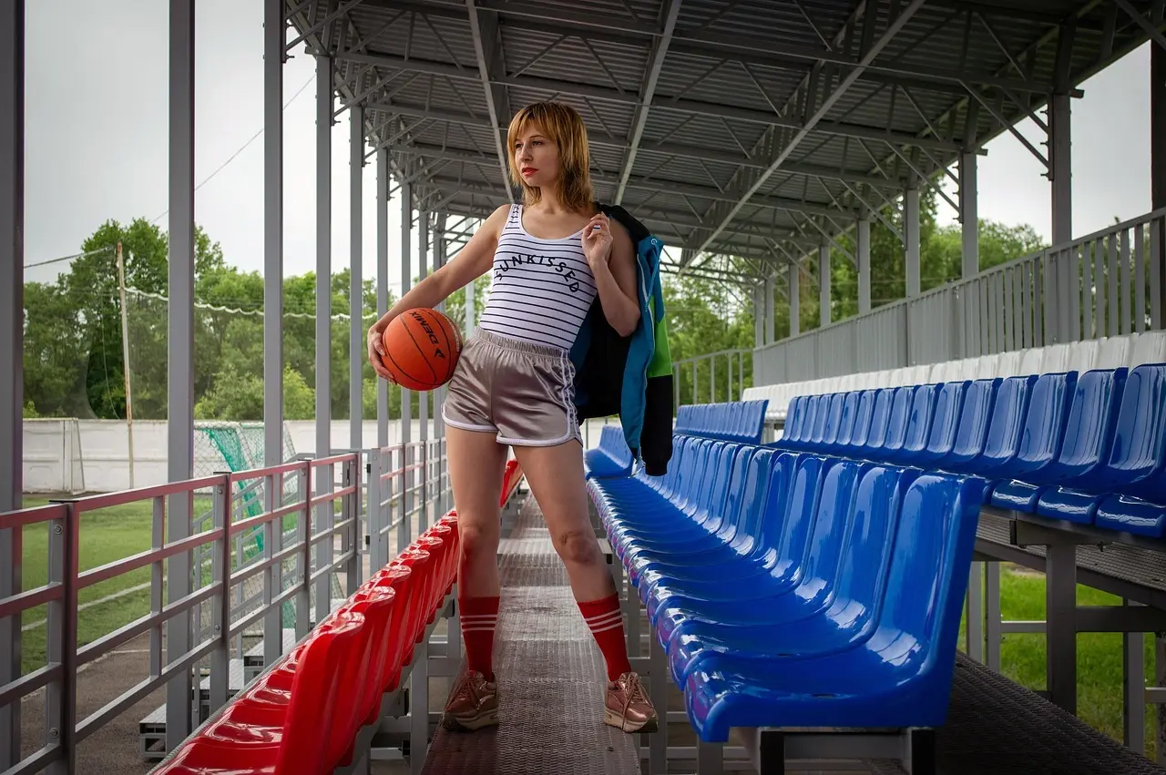 Kvinde med basketball på tribunen
